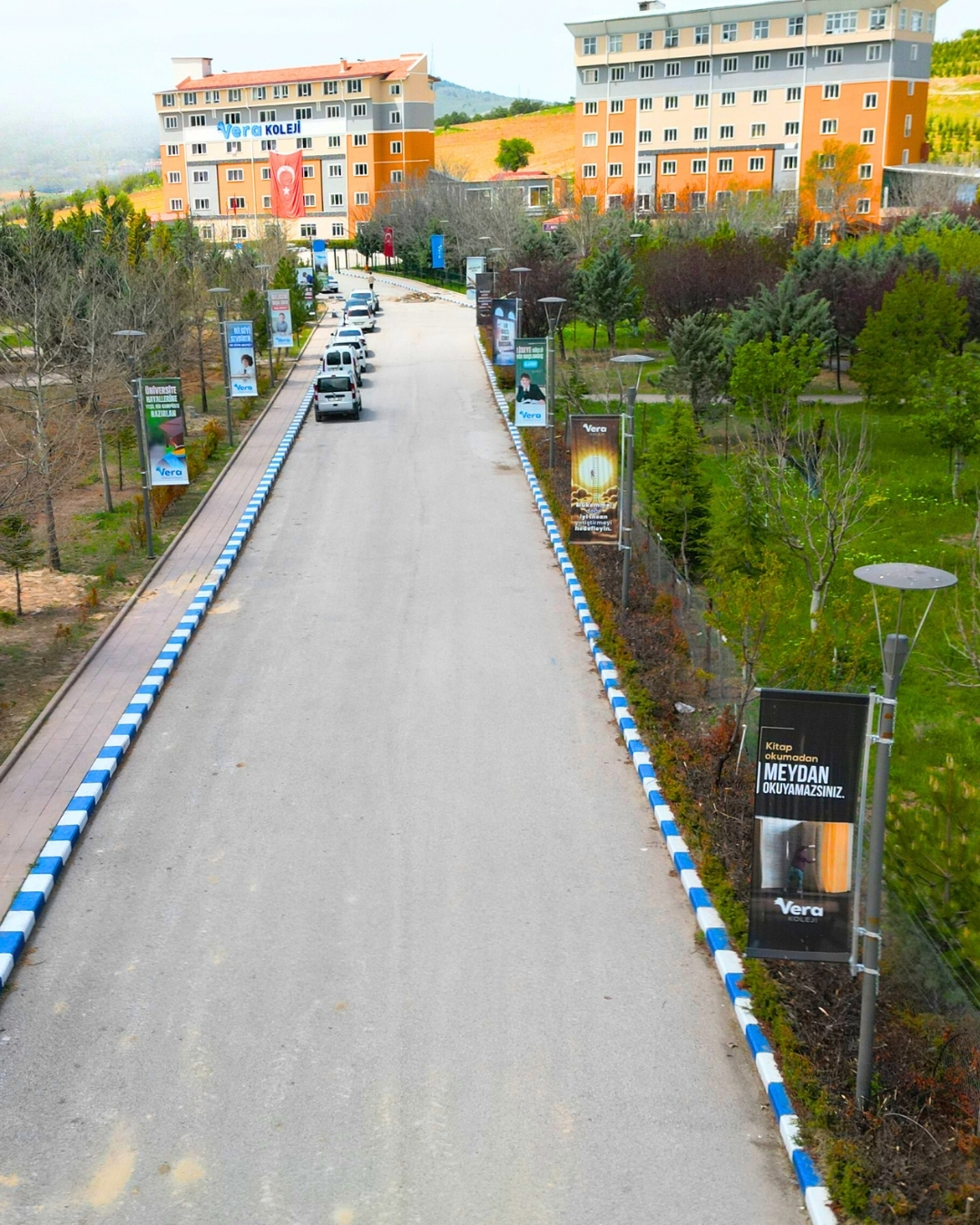 Kampüs giriş yolu ve eğitim yolculuğunun başlangıcı.