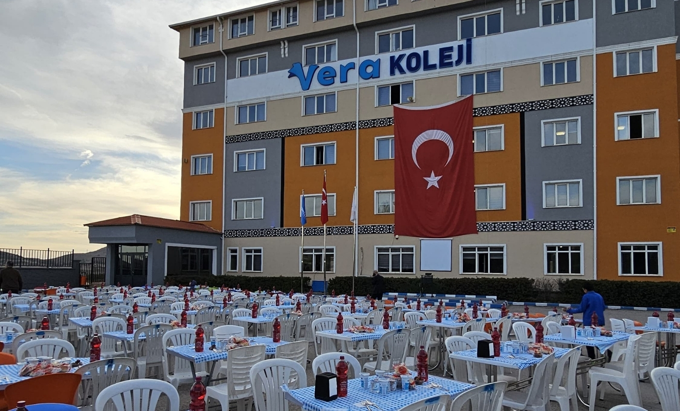 Kampüste geniş katılımlı etkinlik ve ikram hazırlığı.