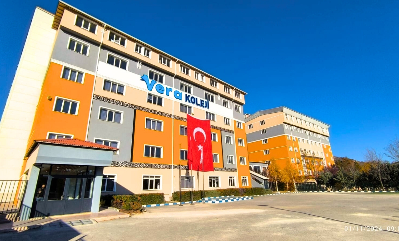 Açık gökyüzü altında Vera Koleji ana binası.